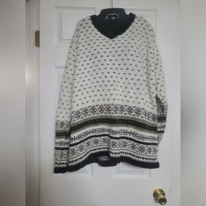 Chic Black and White Patterned Sweater